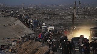 الفلسطينيون النازحون يفرون من شمال غزة على طول الطريق الساحلي نحو الجنوب، بعد أن أعلنت إسرائيل عن توسيع عملياتها في مدينة غزة، يوم الثلاثاء 16 سبتمبر 2025.