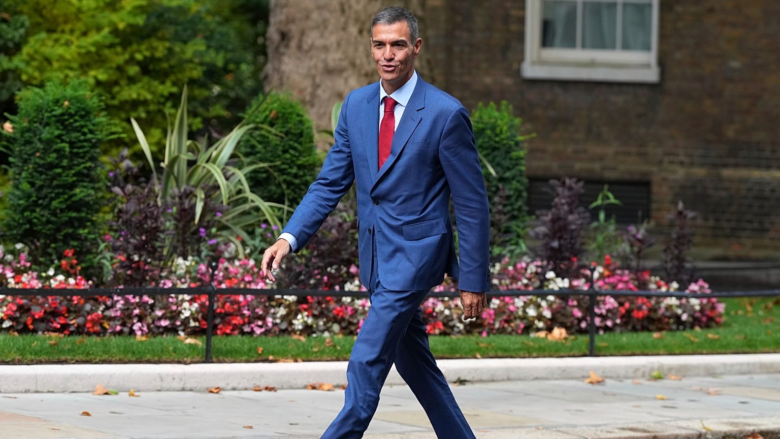 El presidente del Gobierno español, Pedro Sánchez, llega al número 10 de Downing Street para reunirse con el primer ministro británico, Keir Starmer, en Londres