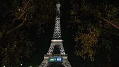 Egy nagy képernyőn Palesztina és Izrael zászlaja és egy galamb látható az Eiffel-tornyon 2025. szeptember 21-én, vasárnap Párizsban.