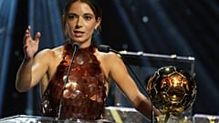 Aitana Bonmatí, del FC Barcelona, ​​recibe el Balón de Oro Femenino 2025 durante la 69ª ceremonia de entrega del Balón de Oro en el Teatro del Châtelet de París.