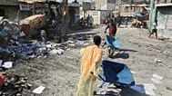Haiti’nin Port-au-Prince kentindeki Solino mahallesinde patlama sonrası bir binanın molozlarını el arabalarıyla taşıyan insanlar, 10 Eylül 2025