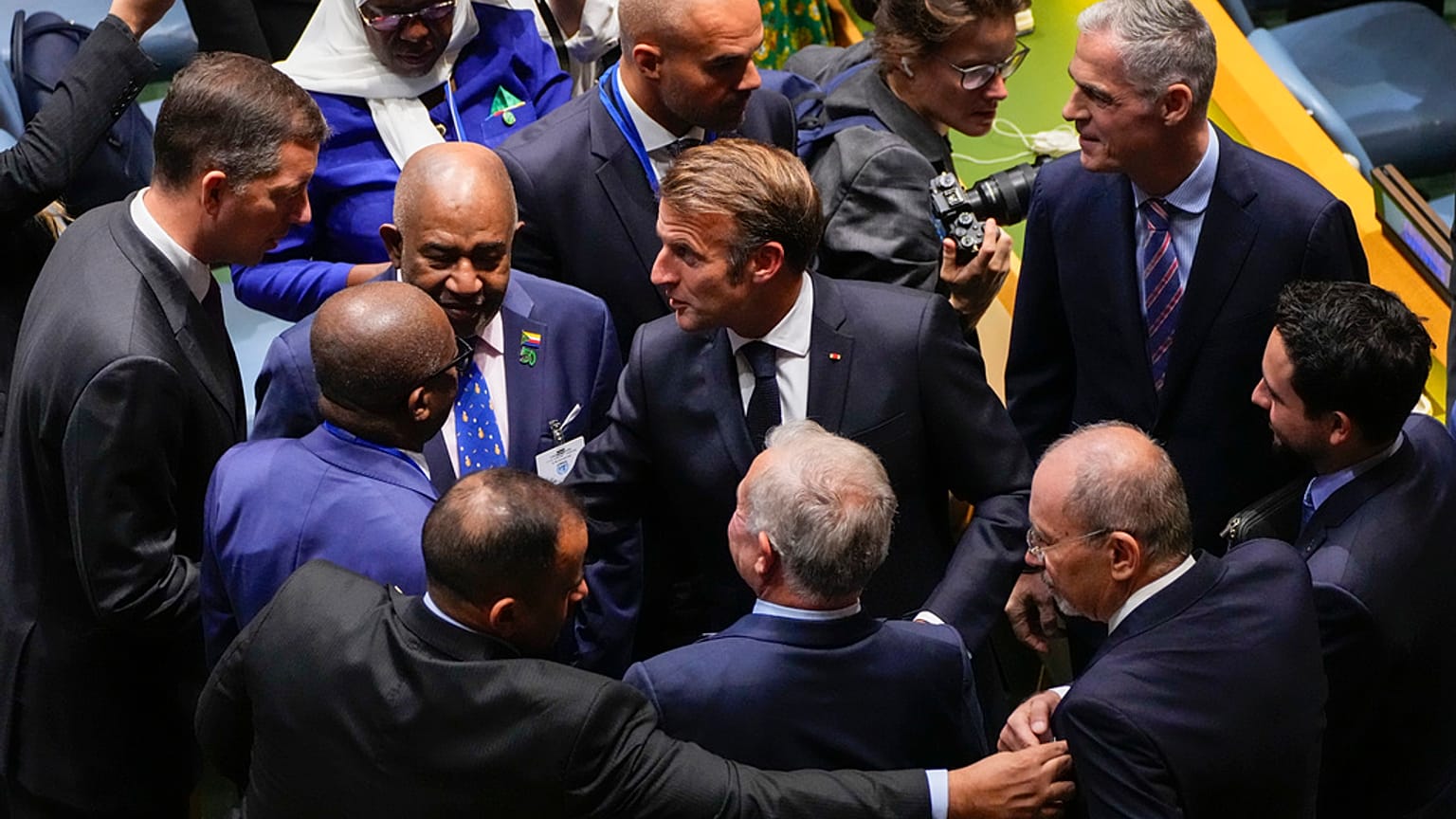 Le président français Emmanuel Macron arrive dans la salle de l'Assemblée générale pour une réunion de haut niveau aux Nations Unies, le lundi 22 septembre 2025.