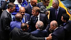 Le président français Emmanuel Macron arrive dans la salle de l'Assemblée générale pour une réunion de haut niveau aux Nations Unies, le lundi 22 septembre 2025.