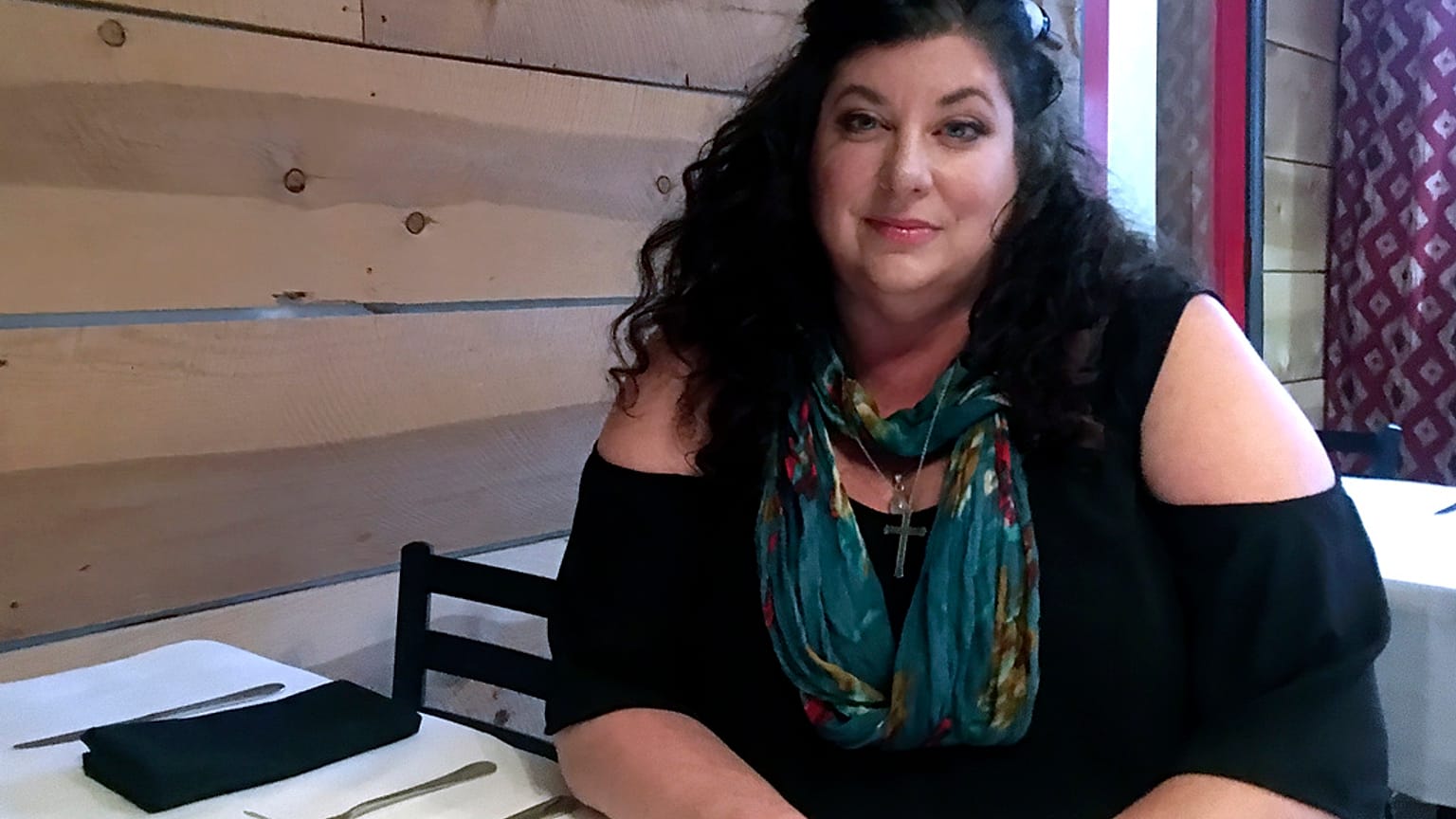 Tara Reade posa para una foto durante una entrevista en Nevada City, California, el 4 de abril de 2019.