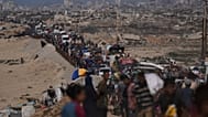 نازحون فلسطينيون يفرون من شمال قطاع غزة، سيرًا على الأقدام وفي المركبات، حاملين أمتعتهم على طول الطريق الساحلي، بالقرب من وادي غزة، الاثنين 22 سبتمبر/ أيلول 2025.
