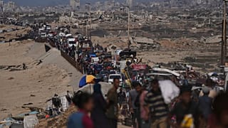 نازحون فلسطينيون يفرون من شمال قطاع غزة، سيرًا على الأقدام وفي المركبات، حاملين أمتعتهم على طول الطريق الساحلي، بالقرب من وادي غزة، الاثنين 22 سبتمبر/ أيلول 2025.