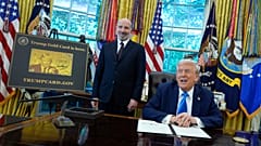 US-Präsident Donald Trump spricht mit Handelsminister Howard Lutnick im Oval Office des Weißen Hauses in Washington. 19. September 2025.