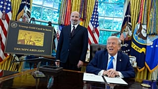 US President Donald Trump speaks alongside Secretary of Commerce Howard Lutnick in the Oval Office of the White House, Washington. 19 Sept. 2025.