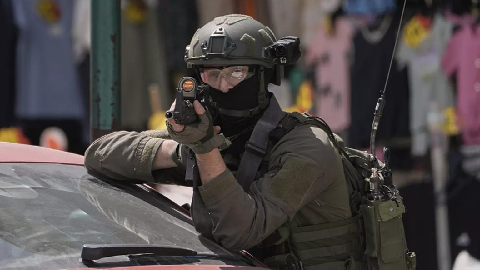 Un soldado israelí apunta con su arma durante una incursión militar en la ciudad cisjordana de Nablus, el martes 27 de mayo de 2025.