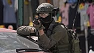 Un soldado israelí apunta con su arma durante una incursión militar en la ciudad cisjordana de Nablus, el martes 27 de mayo de 2025.