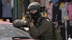 Un soldado israelí apunta con su arma durante una incursión militar en la ciudad cisjordana de Nablus, el martes 27 de mayo de 2025.