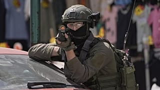 Un soldado israelí apunta con su arma durante una incursión militar en la ciudad cisjordana de Nablus, el martes 27 de mayo de 2025.