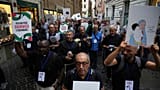 I sacerdoti partecipano alla manifestazione di 'Sacerdoti contro il genocidio' a Roma