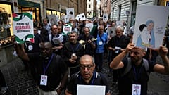 Des prêtres participent à la manifestation "Prêtres contre le génocide" à Rome
