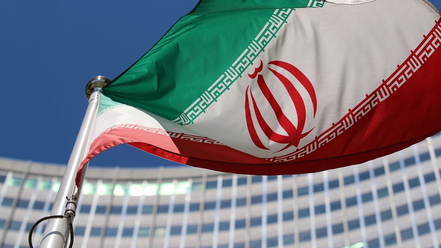 العلم الإيراني يرفرف أمام مبنى الأمم المتحدة حيث تجري المحادثات النووية المغلقة في المركز الدولي في فيينا، النمسا، الأربعاء 18 يونيو/ حزيران 2014.