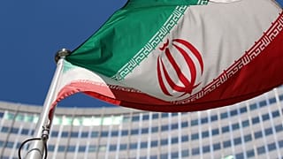 العلم الإيراني يرفرف أمام مبنى الأمم المتحدة حيث تجري المحادثات النووية المغلقة في المركز الدولي في فيينا، النمسا، الأربعاء 18 يونيو/ حزيران 2014.
