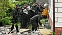 Agenti della difesa territoriale ripuliscono i detriti dal tetto distrutto di una casa, dopo l'attacco di più droni russi, a Wyryki, vicino a Lublino, in Polonia, giovedì 11 settembre 2025.