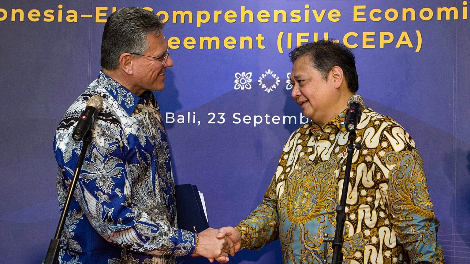 Indonesian Coordinating Minister for Economic Affairs Airlangga Hartarto, right, shakes hands with EU Commissioner for Trade Maros Sefcovic, in Bali on September 23, 2025. 