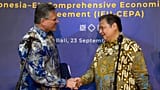 Indonesian Coordinating Minister for Economic Affairs Airlangga Hartarto, right, shakes hands with EU Commissioner for Trade Maros Sefcovic, in Bali on September 23, 2025. 