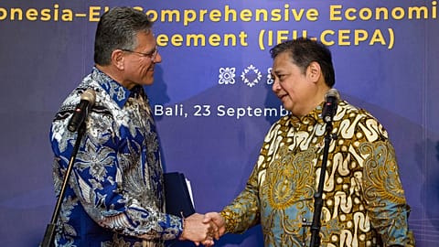 Indonesian Coordinating Minister for Economic Affairs Airlangga Hartarto, right, shakes hands with EU Commissioner for Trade Maros Sefcovic, in Bali on September 23, 2025. 
