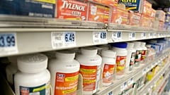 Des médicaments en vente libre sont exposés dans une pharmacie de New York.