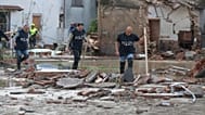 Des policiers traversent une zone inondée