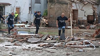 Policjanci przemierzają zalany teren