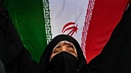 امرأة إيرانية ترفع ��لم بلادها، 24 يونيو 2025.