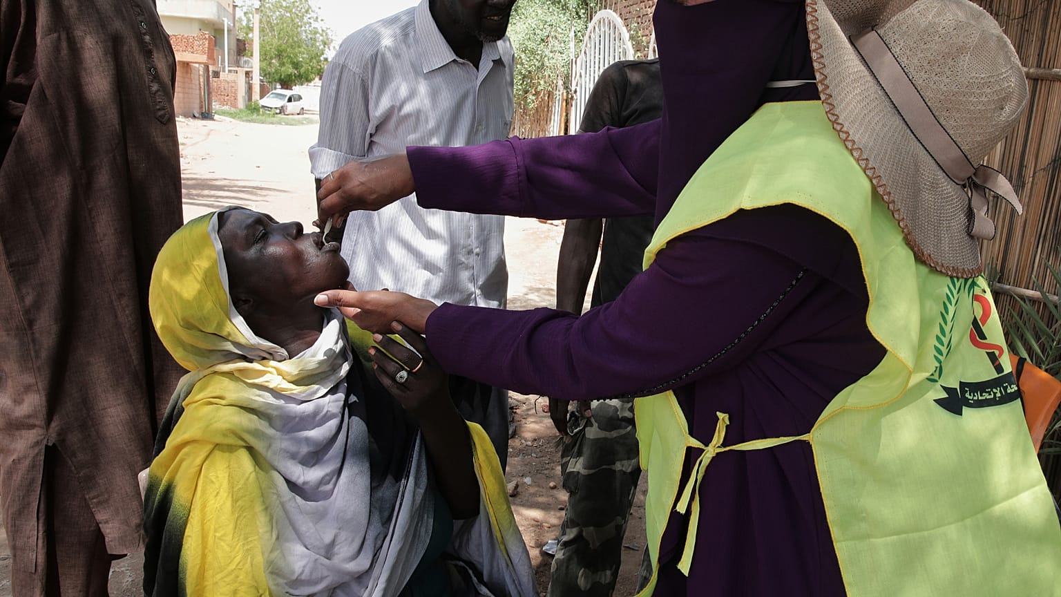 عامل صحي يعطي لقاح الكوليرا عن طريق الفم لامرأة خلال حملة تطعيم مدتها 10 أيام في الخرطوم، السودان، الأربعاء 13 أغسطس/ آب 2025.