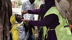 عامل صحي يعطي لقاح الكوليرا عن طريق الفم لامرأة خلال حملة تطعيم مدتها 10 أيام في الخرطوم، السودان، الأربعاء 13 أغسطس/ آب 2025.