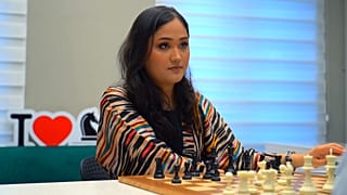 Conheça a  melhor jogadora de xadrez uzbeque e Mestre Internacional