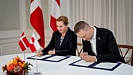 La premier danese Mette Frederiksen, a sinistra, e il capo del governo groenlandese Jens-Frederik Nielsen firmano un accordo quadro per una Groenlandia autosufficiente