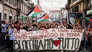 Pessoas protestam durante uma greve nacional de transportes, portos e escolas contra a morte de palestinianos em Gaza