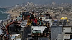 فلسطينيون ينزحون على الطريق الساحلي قرب وادي غزة، الثلاثاء 23 سبتمبر 2025.