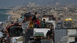 فلسطينيون ينزحون على الطريق الساحلي قرب وادي غزة، الثلاثاء 23 سبتمبر 2025.