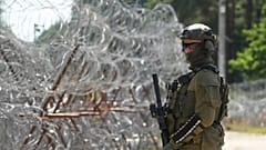 Un garde-frontière monte la garde à la frontière entre la Pologne et la Biélorussie à Polowce, le 21 juillet 2025.