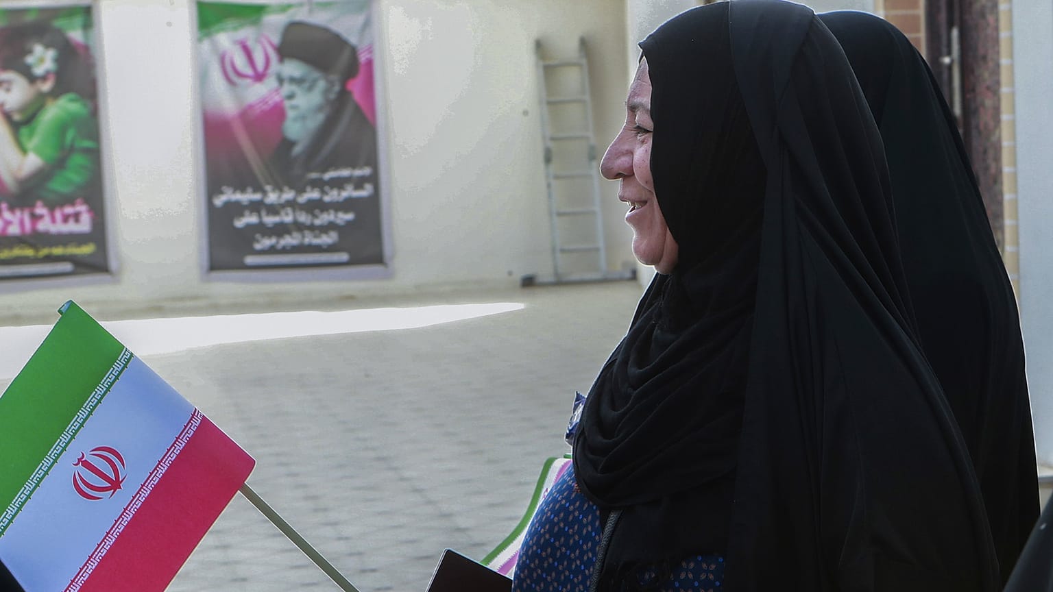 امرأة تستعد للإدلاء بصوتها خلال الانتخابات الرئاسية في القنصلية الإيرانية