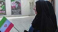 امرأة تستعد للإدلاء بصوتها خلال الانتخابات الرئاسية في القنصلية الإيرانية