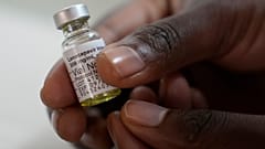Um farmacêutico segura um frasco de lenacapavir na Cidade do Cabo, África do Sul, em 23 de julho de 2024. 