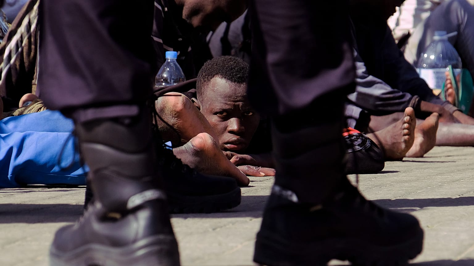 Migrantes africanos tras su llegada a la costa de la isla de Gran Canaria, España, el domingo 1 de noviembre de 2020. 