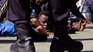 Migrantes africanos tras su llegada a la costa de la isla de Gran Canaria, España, el domingo 1 de noviembre de 2020. 