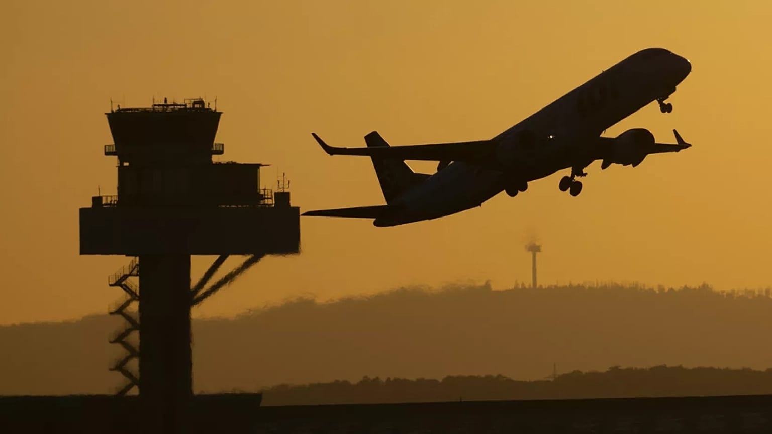 Symbolbild: Ein Passagierflugzeug startet am 18. August 2025 und fliegt am Tower der Deutschen Flugsicherung (DFS) in Frankfurt am Main vorbei