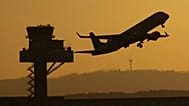 Συμβολική εικόνα: Ένα επιβατικό αεροσκάφος απογειώνεται στις 18 Αυγούστου 2025 και περνάει μπροστά από τον πύργο του Γερμανικού Κέντρου Ελέγχου Εναέριας Κυκλοφορίας (DFS) στη Φρανκφούρτη.