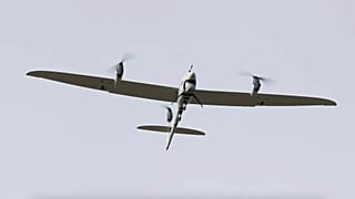 Münih merkezli Quantum Systems firmasına ait Vector keşif insansız hava aracı, Düsseldorf'taki fuarda sergileniyor, 19 Şubat 2025.