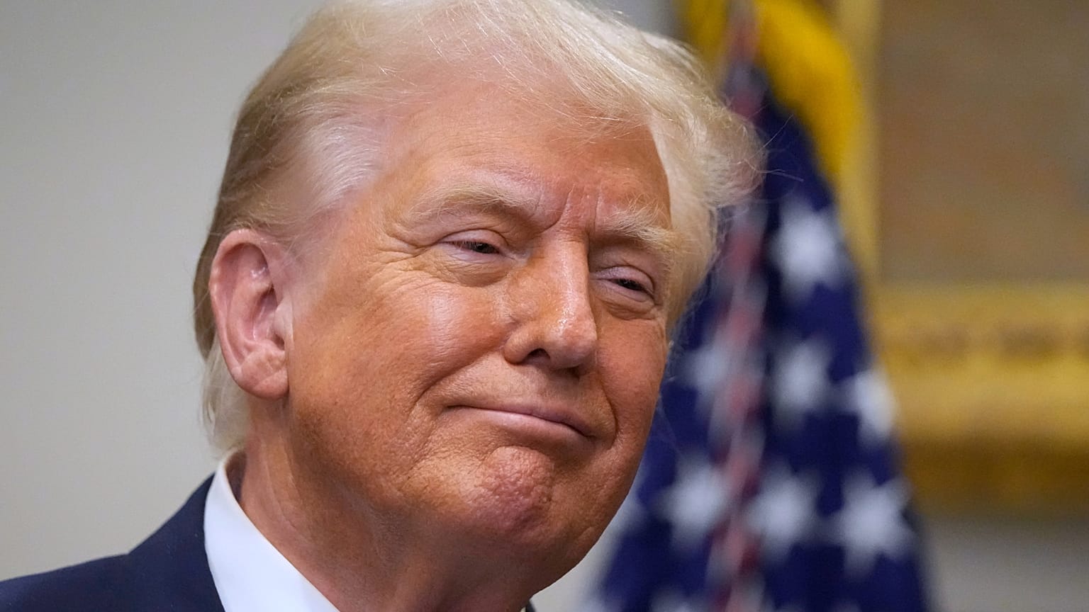 President Donald Trump listens in the Roosevelt Room of the White House. Washington. 22 Sept. 2025.