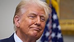 Präsident Donald Trump hört im Roosevelt Room des Weißen Hauses zu. Washington. 22. September 2025.