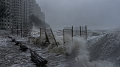 Starke Wellen schlagen am Mittwoch, 24. September 2025, in Hongkong gegen die Uferpromenade im Gebiet Heng Fa Chuen, während sich der Super-Taifun Ragasa nähert. 