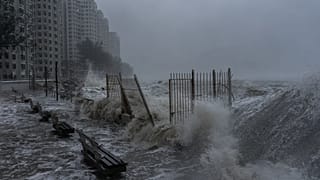 Ισχυρά κύματα συγκρούονται με την προκυμαία στην περιοχή Heng Fa Chuen καθώς ο σούπερ τυφώνας Ragasa πλησιάζει στο Χονγκ Κονγκ, Τετάρτη 24 Σεπτεμβρίου 2025. 