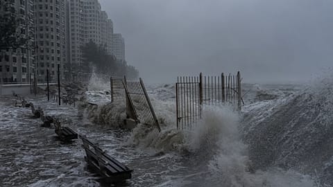 Ισχυρά κύματα συγκρούονται με την προκυμαία στην περιοχή Heng Fa Chuen καθώς ο σούπερ τυφώνας Ragasa πλησιάζει στο Χονγκ Κονγκ, Τετάρτη 24 Σεπτεμβρίου 2025. 