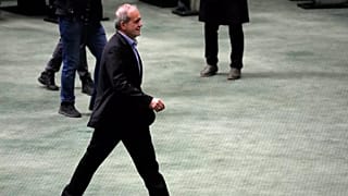 الرئيس الإيراني مسعود بزشكيان يتجه نحو المنصة لإلقاء كلمته حول مشروع قانون الموازنة للعام المقبل في البرلمان، طهران، إيران، الثلاثاء 22 تشرين الأول/أكتوبر 2024. 